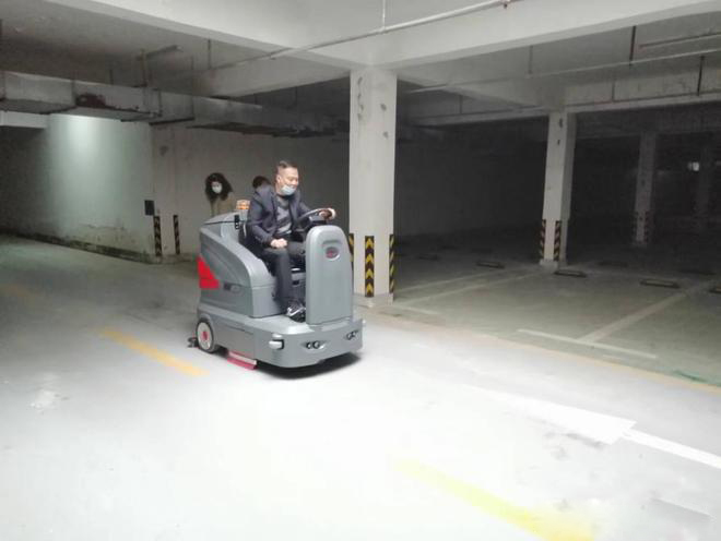 乌鲁木齐小区物业保洁不用人力改用驾驶式洗地机了